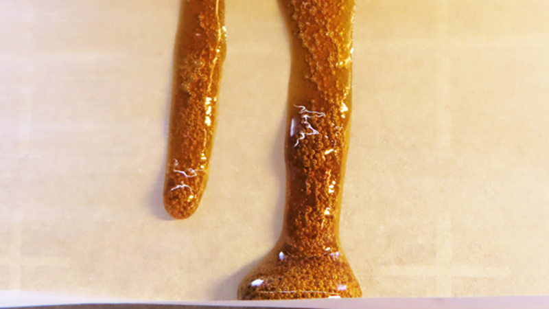 Goldbraunes Konzentrat (Rosin) auf Backpapier.