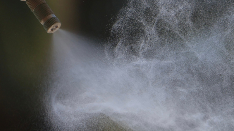 Aeroponik Wassernebel wird mit einer Düse verteilt.