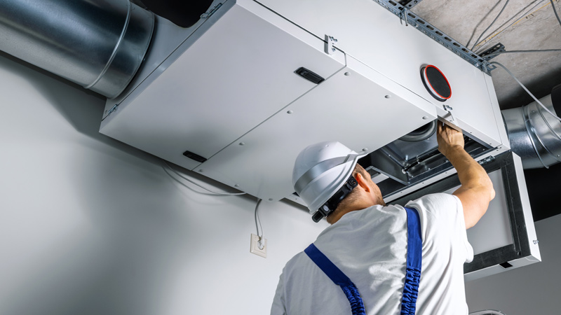 Remote Grow Support: Mitglied setzt nach Anweisung das HVAC-System wieder instand Remote Grow Support: Mitglied des Clubs setzt per Remotanweisung HVAC-System wieder instand.